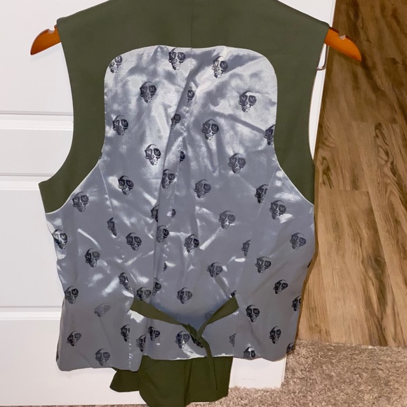 Suit - Picture 2 of 4